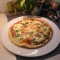 Pizza met zeevruchten en spinazie