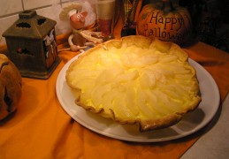 Kruimeldeeg taart met pudding en peren