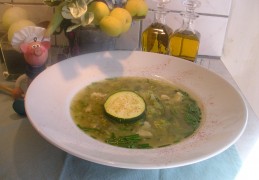 Soep ; groene groenten soep met een tikkeltje witte groenten