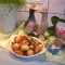 Aardappelen opgebakken met sluimererwten, tomaat, rode ajuin en rode pesto