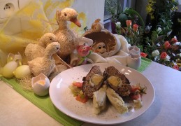 Gevuld gehaktbrood met frisse groenten en puree