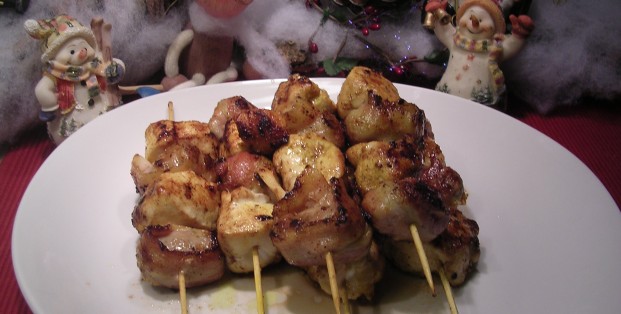 Brochette : kip , gerookt spek en chipolata