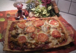 Pizza met blauwe wijting filet