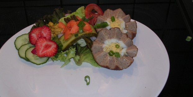 Zomers gehakt broodje met verstopt eitje Zomers gehakt broodje met verstopt eitje