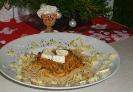 Dagschotel spaghetti in een tomatensausje met groenten beneveld met kaas