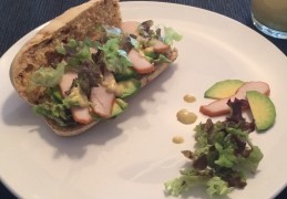 Broodje avocado met gerookte kip