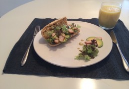 Broodje avocado met gerookte kip