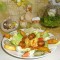 Dagschotel: frisse salade met kalkoenworst- aardappelpuree afgewerkt met blokjes Bavaria Blu