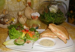Een boterhammeke onder de grill gevuld met gerookte zalm en brie