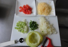 Koolrabi gevuld met bosui, tomaat en ham