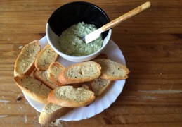 Tuinbonendip met bruschetta