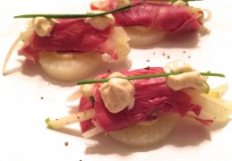 Amuse met koolrabi en pekelvlees