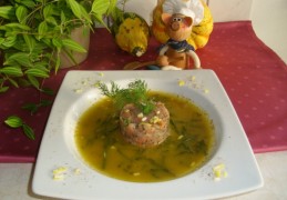 Soepje met gerookte zalm, zeekraal badend in een groenten bouillon