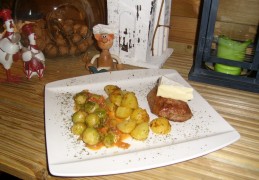 Dagschotel: opgebakken aardappelen met spruitjes puur natuur en tomaat vergezeld van varkenshaasje