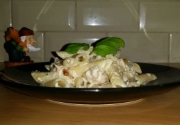 Pasta met tonijn en een saus van creme fraiche