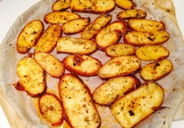 Gekruide aardappelschijven uit de oven