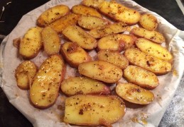 Gekruide aardappelschijven uit de oven