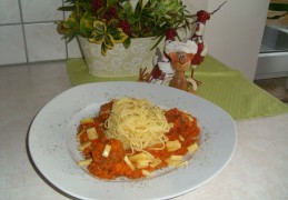 Pasta met bouletten in een tomatensausje bestrooit met oude Brugse kaas