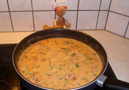 Saus met groenten en stukjes vlees voor bij de pasta