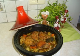 Tajine: kippenbovenbouten met aardappelen, broccoli  en wortel