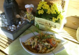 Pasta met tonijn met zongedroogde tomaten gekruid met verse kruiden