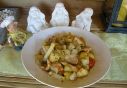 Dagschotel: kalkoenreepjes vergezeld van aardappelen met  een waaier van groenten