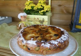 Dessert: cake in een springvorm met fruit en amandelschilfers