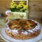 Dessert: cake in een springvorm met fruit en amandelschilfers