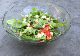 Spinaziesalade met aardbei en tomaat