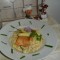 Pastagerecht voor de gasten: asperges vergezeld van zalm in een kaassausje
