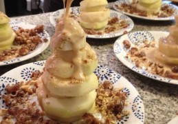 Torentje van peer met noten en karamelsaus