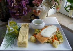 Dagschotel: couscous met gewokte groenten, zalmfilet vergezeld van een kruidensausje