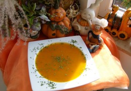 Soep Halloween met tomaat, pompoen en courgette