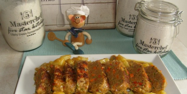 Vlees: vleesbroodje met groenten pittig gekruid geserveerd met aardappelen
