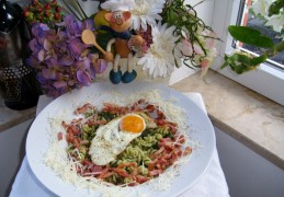 Pasta: spirelli met spinazie, gerookte spekblokjes en een spiegeleike vers van de pers