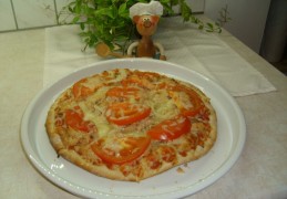 Pizza met kip, tomaat en kaas