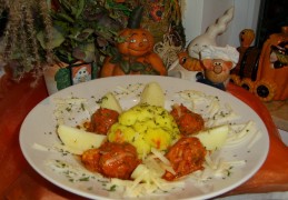 Dagschotel: bouletten met bloemkool in tomatensaus met natuuraardappelen