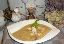 Soepje gorgonzola piccante met groenten en scampi's