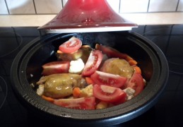 Tajine: kippenonderbouten goed gekruid vergezeld van groenten
