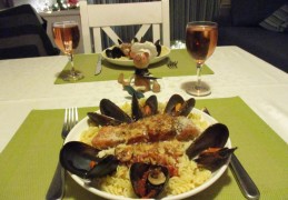 Vakantie pasta met zalm en mosselen