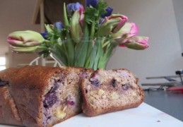 Bananen-notencake met blauwe bessen