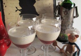 Dessert: panna cotta met een coulis van aardbeien en sherry