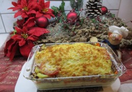 Lasagne van aardappelpuree met vlees en groenten