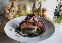 Dagschotel: lamskroon gepresenteerd met rode spitskool en aardappelpuree