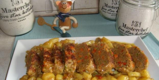 Vleesbroodje met groenten en aardappelen in een sausje