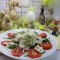 Dagschotel: een bedje van rucola en tomaat met broccolipuree vergezeld van pangasiusfilet in een triootje van kaas (saus )