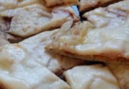 Pittige naanbroodjes met kipfilet en kaas