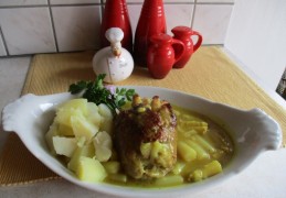 Dagschotel: gevuld gehaktbroodje met asperges vergezeld van natuuraardappelen, asperges in een curry-botersausje