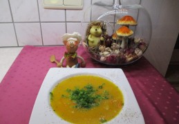 Soep:  getrokken bouillon van kippennekjes met eenvoudige ingrediënten