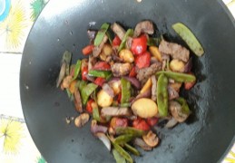 Roerbak met biefstukreepjes en pepersaus